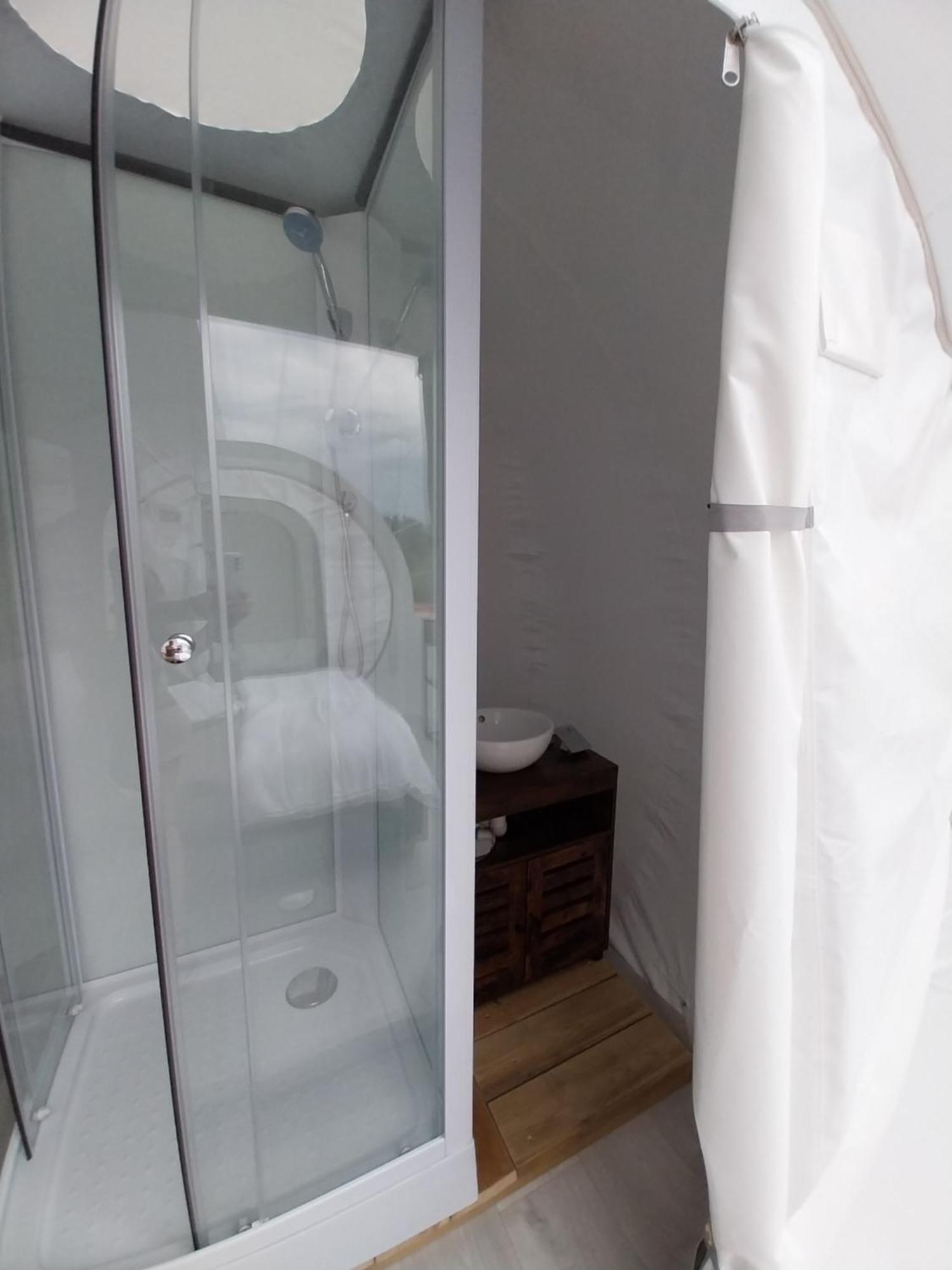 La Bubble Hotell La Salvetat-Peyrales Exteriör bild