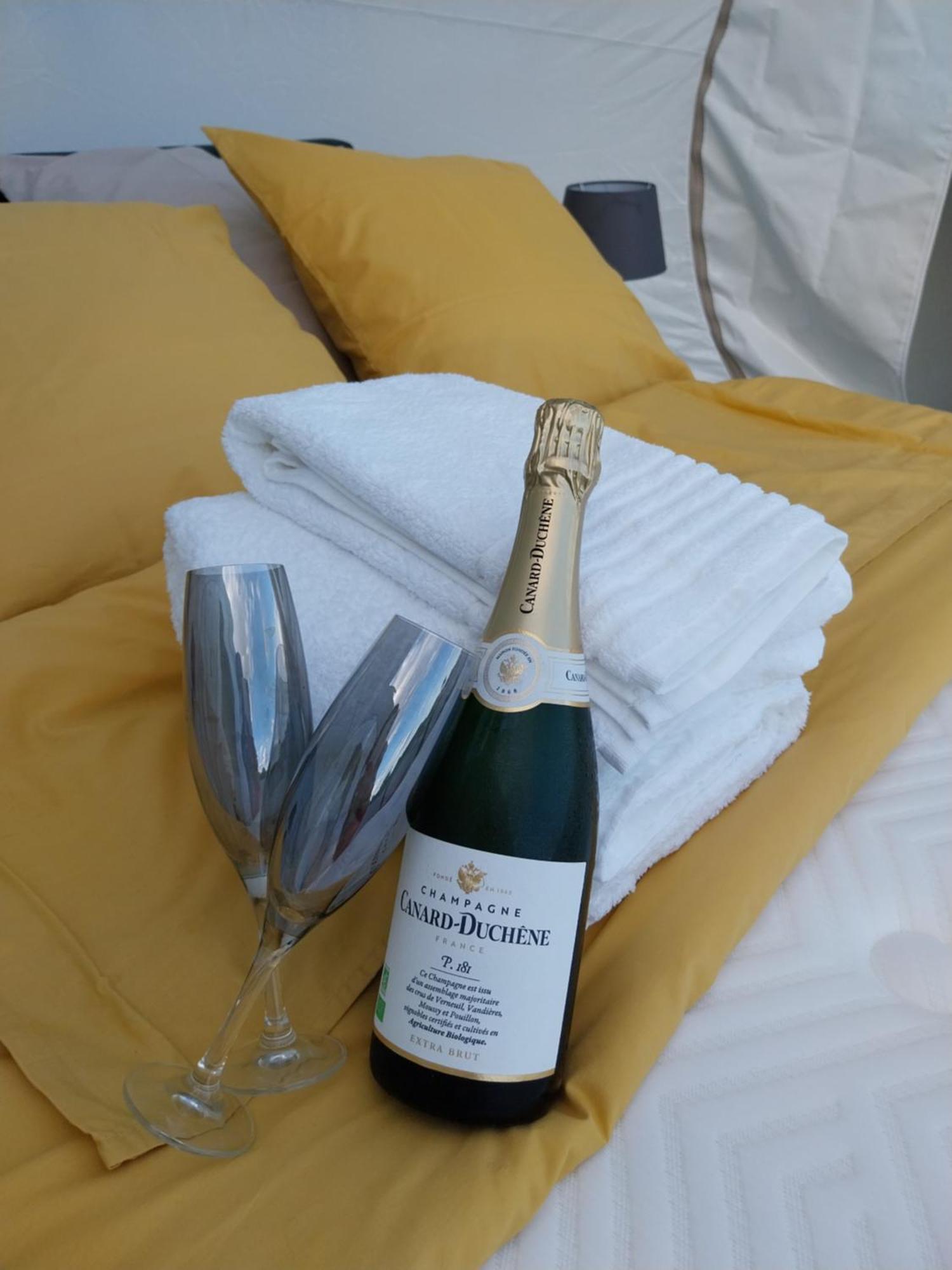 La Bubble Hotell La Salvetat-Peyrales Exteriör bild